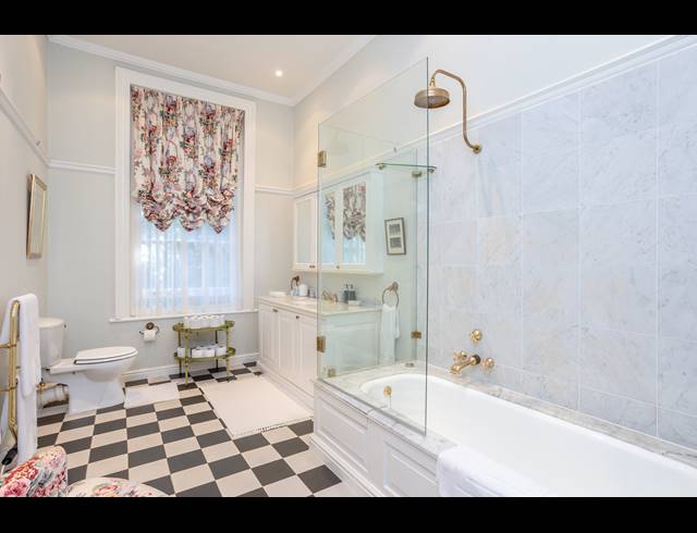 5 BEDROOM FREESTANDING TO LET IN CONSTANTIA